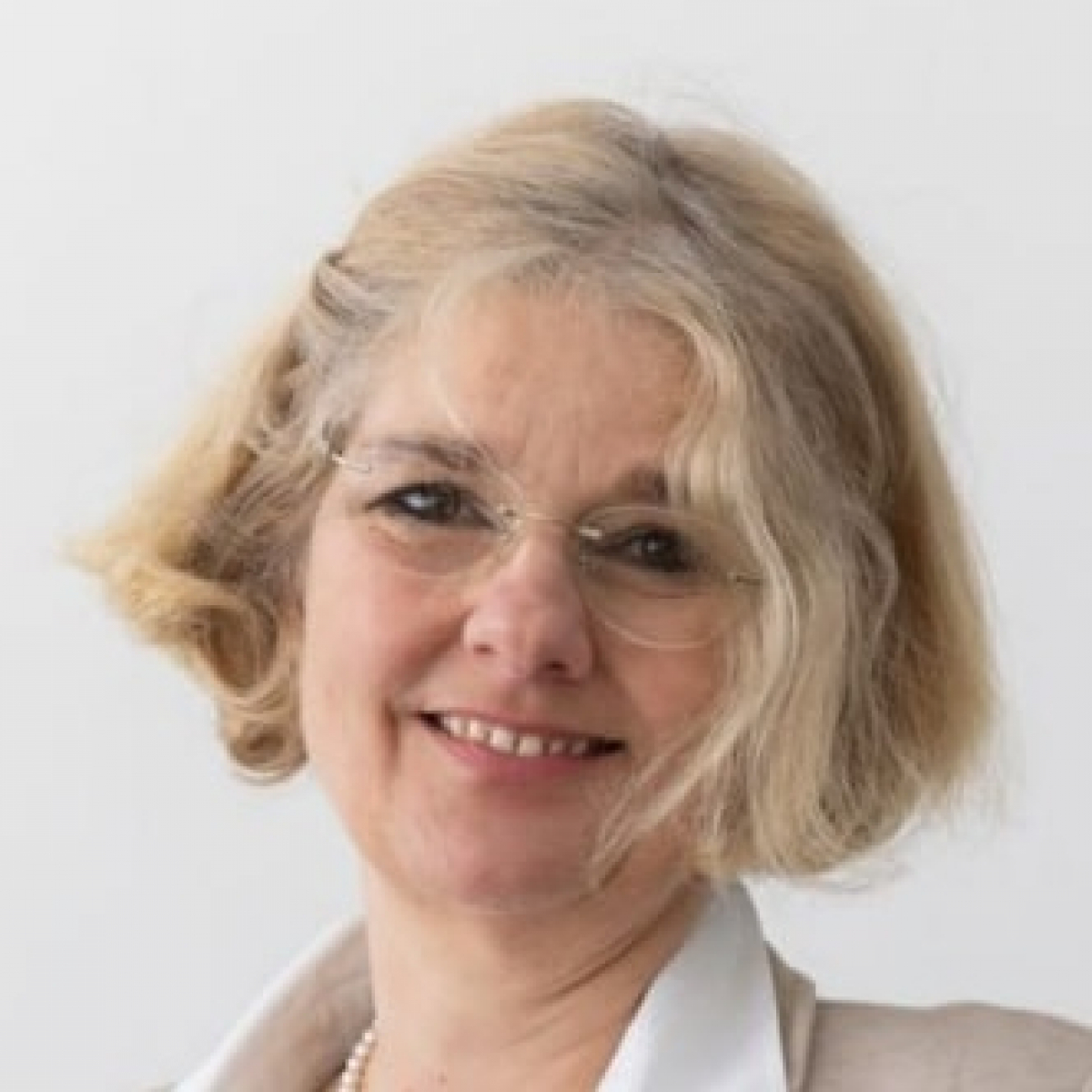 Dr. Beate Sibylle Pfeil